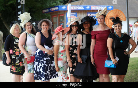 Racegoers kommen für den ersten Tag des Moet & Chandon Juli Festival in Newmarket Racecourse. Stockfoto