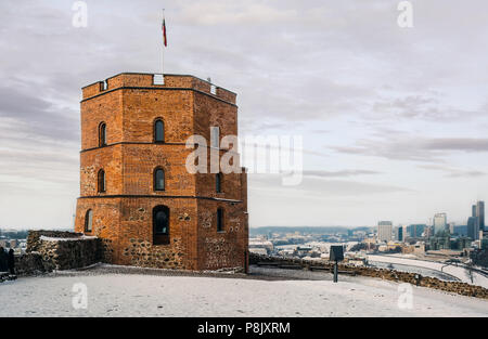 Blick auf den Gediminas' Turm - der restliche Teil des Oberen Schlosses in Vilnius, Litauen im frostigen Winter Tag. Der Turm ist ein Symbol von Vilnius und Stockfoto