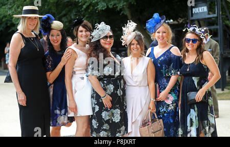 Racegoers kommen für den ersten Tag des Moet & Chandon Juli Festival in Newmarket Racecourse. Stockfoto