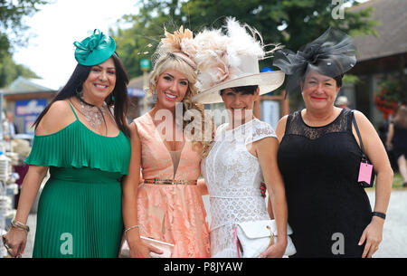 Racegoers kommen für den ersten Tag des Moet & Chandon Juli Festival in Newmarket Racecourse. Stockfoto