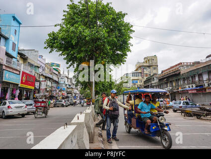 Jaipur, Indien - Nov 1, 2015. Straße in Jaipur, Indien. Jaipur ist die Hauptstadt und die größte Stadt im indischen Bundesstaat Rajasthan im Westen Indiens. Stockfoto