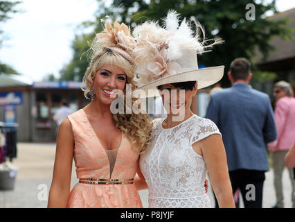 Racegoers kommen für den ersten Tag des Moet & Chandon Juli Festival in Newmarket Racecourse. Stockfoto