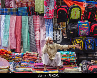 Jaipur, Indien - Nov 1, 2015. Ein alter Mann Verkauf von Kleidung auf der Straße in Jaipur, Indien. Jaipur ist die Hauptstadt und die größte Stadt des indischen Bundesstaates Stockfoto