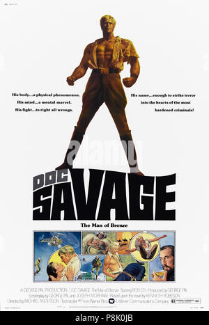 DOC Savage: The man of Bronze (1975) unter der Regie von Michael Anderson mit Ron Ely, Paul Gleason, William Lucking und Paul Wexler. Ein kurioses Camp und humorvoller Großbildausflug für den „ersten Superhelden der Welt“, während er Captain Seas und den mysteriösen grünen Tod angreift. Foto von vollständig restauriertem Poster mit Leinenrücken aus dem Jahr 1975 (US-1-Blatt). ***NUR REDAKTIONELLE VERWENDUNG*** Credit: BFA / Warner Bros Stockfoto