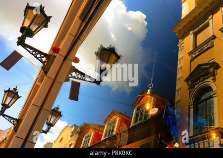 Reflexion der Stadt in das Fenster Stockfoto