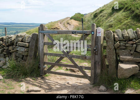 Holz- Fünf bar Gate in einer Trockenmauer in der Landschaft mit ein Zeichen, das die Grenze des Zugangs Land Land zu eröffnen, Derbyshire, England, Großbritannien Stockfoto