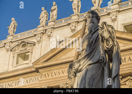 Statue von St. Paul vor der Basilika St. Peter im Vatikan Stockfoto