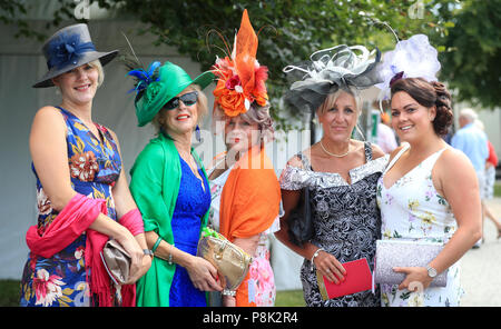 Racegoers kommen für den ersten Tag des Moet & Chandon Juli Festival in Newmarket Racecourse. Stockfoto