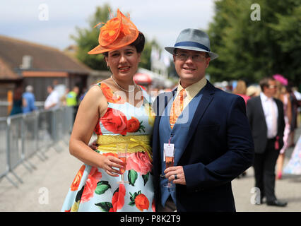 Racegoers kommen für den ersten Tag des Moet & Chandon Juli Festival in Newmarket Racecourse. Stockfoto