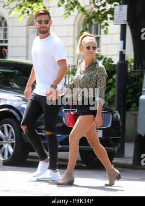 Caroline Flack und Freund Andrew Brady werden gesehen, um zu Fuß in London mit: Andrew Brady, Caroline Flack Wo: Birmingham, Vereinigtes Königreich, wenn: 11. Jun 2018 Credit: Danny Martindale/WANN Stockfoto