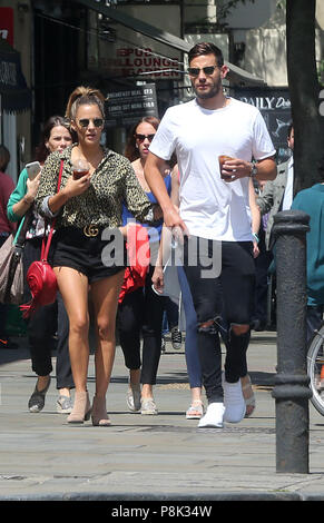 Caroline Flack und Freund Andrew Brady werden gesehen, um zu Fuß in London mit: Andrew Brady, Caroline Flack Wo: Birmingham, Vereinigtes Königreich, wenn: 11. Jun 2018 Credit: Danny Martindale/WANN Stockfoto