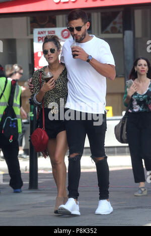 Caroline Flack und Freund Andrew Brady werden gesehen, um zu Fuß in London mit: Andrew Brady, Caroline Flack Wo: Birmingham, Vereinigtes Königreich, wenn: 11. Jun 2018 Credit: Danny Martindale/WANN Stockfoto