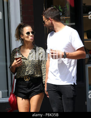 Caroline Flack und Freund Andrew Brady werden gesehen, um zu Fuß in London mit: Andrew Brady, Caroline Flack Wo: Birmingham, Vereinigtes Königreich, wenn: 11. Jun 2018 Credit: Danny Martindale/WANN Stockfoto