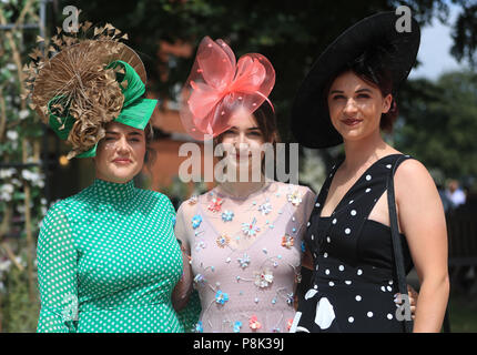 Racegoers kommen für den ersten Tag des Moet & Chandon Juli Festival in Newmarket Racecourse. Stockfoto