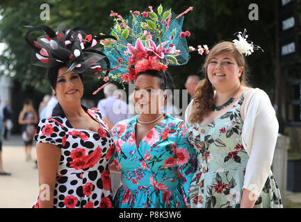 Racegoers kommen für den ersten Tag des Moet & Chandon Juli Festival in Newmarket Racecourse. Stockfoto