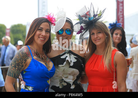 Racegoers kommen für den ersten Tag des Moet & Chandon Juli Festival in Newmarket Racecourse. Stockfoto