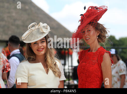 Racegoers kommen für den ersten Tag des Moet & Chandon Juli Festival in Newmarket Racecourse. Stockfoto