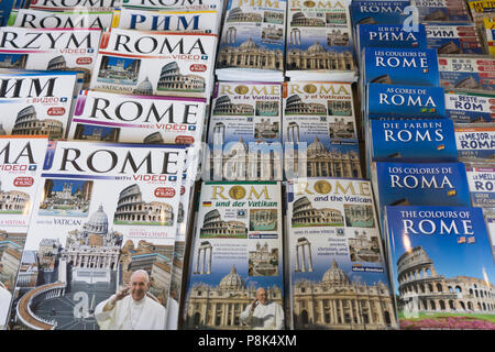 Rom, Italien, 16. JUNI 2018: touristische Reiseführer für Rom zum Verkauf auf einen Markt Stockfoto