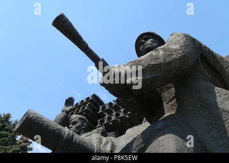 Eine heroische Statue, die sowjetischen Truppen überqueren den Fluss Dnepr 1943 Vor im Komplex des Nationalen Museums der Geschichte der Ukraine im Zweiten Weltkrieg auch genannt der Ukrainischen State Museum des Großen Vaterländischen Krieges in den Außenbezirken der Pechersk Distrikt von Kiew, der Hauptstadt der Ukraine Stockfoto