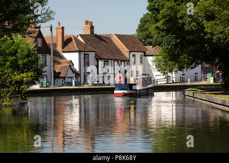 Kanal Lastkahn Kreuzfahrt entlang des Kennet und Avon Kanal an der West Mühlen in Newbury, Newbury, Berkshire, England, Vereinigtes Königreich, Europa Stockfoto