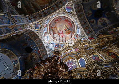 Die ikonostase mit Symbolen und religiöse Gemälde und Fresken in der Kuppel der wiederaufgebauten Kathedrale von 1352 die wichtigste Kirche des Kiewer Pechersk Lavra auch als das Kiewer Höhlenkloster, einem historischen orthodoxen christlichen Kloster und UNESCO-Weltkulturerbe in Kiew die Hauptstadt der Ukraine bekannt eingerichtet Stockfoto