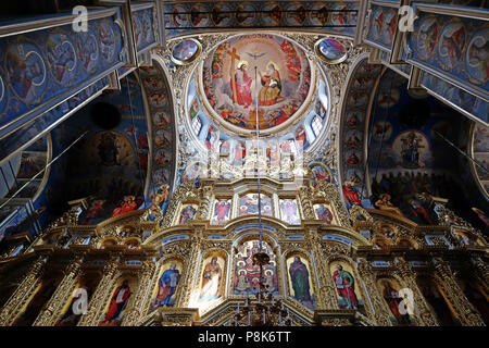 Die ikonostase mit Symbolen und religiöse Gemälde und Fresken in der Kuppel der wiederaufgebauten Kathedrale von 1352 die wichtigste Kirche des Kiewer Pechersk Lavra auch als das Kiewer Höhlenkloster, einem historischen orthodoxen christlichen Kloster und UNESCO-Weltkulturerbe in Kiew die Hauptstadt der Ukraine bekannt eingerichtet Stockfoto