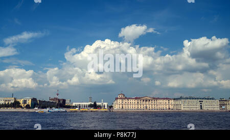 Schöner Panoramablick auf Wolken über St. Petersburg in der Nähe von Fluss Neva. Stockfoto