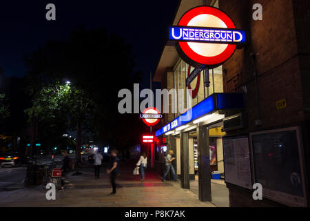 Der Eingang zur weißen Stadt U-Bahnhof bei Nacht Stockfoto