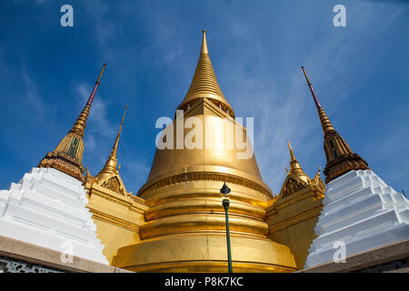 Ansicht der Phra Sri Rattana Chedi in Sri Lanka Stil im Wat Phra Keo in Bangkok, Thailand Stockfoto