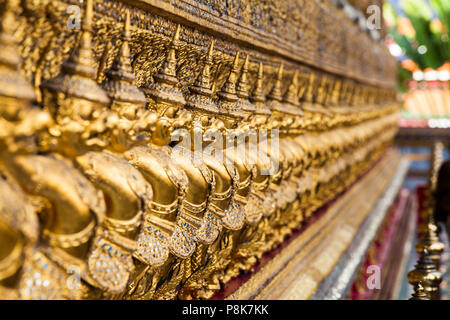 Externe Dekorationen der Ubosoth, dem Hauptgebäude des Wat Phra Keo in Bangkok, Thailand Stockfoto