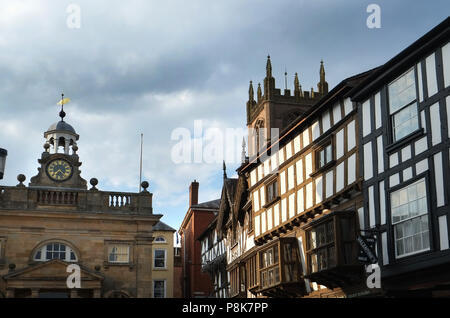 Die Spitze der Broad Street, Ludlow, Shropshire, England - Fachwerkgebäude. Das Butterkreuz, links, mit Uhrenturm, und die St. Laurence Kirche rechts Stockfoto