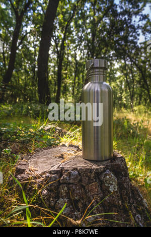 Stahl Flasche in Natur, Wald, Wandern, Hydratation, Kunststoff Reduzierung Stockfoto