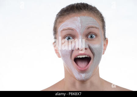 Zwei kosmetische Maske der grauen Ton mit Peeling und Creme auf das Gesicht einer schönen jungen Mädchen auf weißem Hintergrund Stockfoto