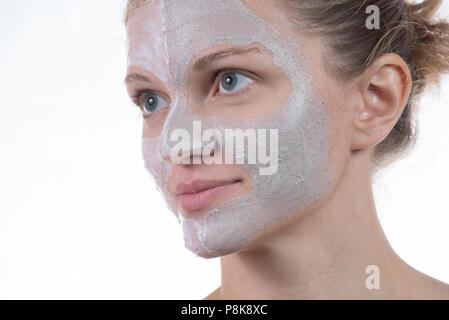 Zwei kosmetische Maske der grauen Ton mit Peeling und Creme auf das Gesicht einer schönen jungen Mädchen auf weißem Hintergrund Stockfoto