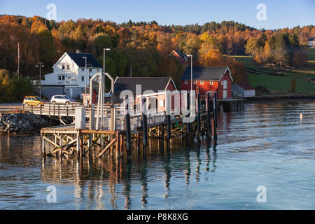 Volden, Norwegen - 17. Oktober 2016: Ländliche norwegische Landschaft, Fährhafen und Rampe Stockfoto