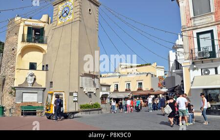 Capri, Italien - 18. Mai 2013: Touristen zu Fuß auf der Straße in der Innenstadt. Blick auf malerische alte traditionelle Gebäude Stockfoto