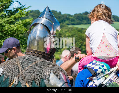 Mittelalterfest, Linlithgow Palace, Schottland, Großbritannien. Sommer Unterhaltung Familie Spaß-Tag; Historische Saltire Society Mitglied im mittelalterlichen Militär Kostüm Stockfoto