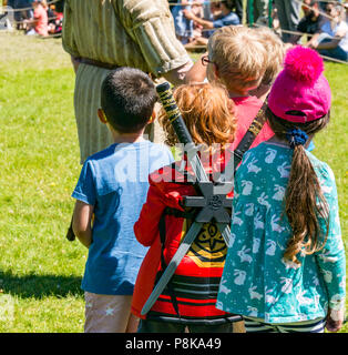 Mittelalterfest, Linlithgow Palace, Schottland, Großbritannien. Sommer Unterhaltung Familie Spaß-Tag mit historischen Saltire Gesellschaft betreffen Kinder in Marching Stockfoto