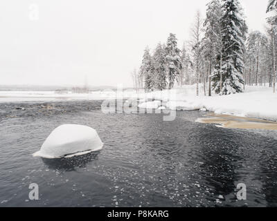 Winterlandschaft Szene mit Fluss und Schnee Stockfoto