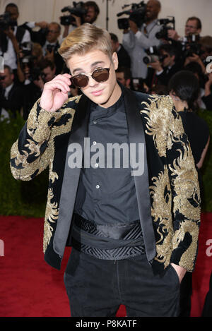 Justin Bieber kommt an der Costume Institute Gala profitieren im Metropolitan Museum der Kunst Mai 5, 2015 in New York. Stockfoto