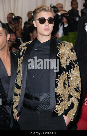 Justin Bieber kommt an der Costume Institute Gala profitieren im Metropolitan Museum der Kunst Mai 5, 2015 in New York. Stockfoto