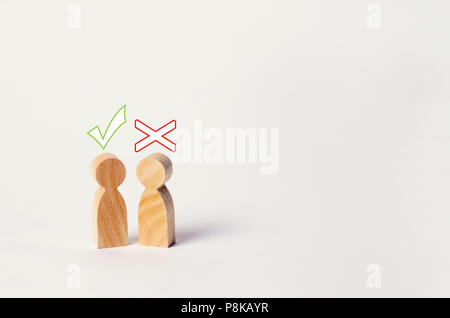 Ein Streit zwischen den Menschen, Spannungen, Missverständnissen, Familie Psychologie. Zustimmung und Ablehnung Stockfoto