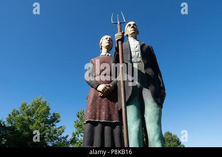 Seward Johnson's 25-Fuß-Statue "Gott segne Amerika" in Elkhart, Indiana Central Park ist eine 3-dimensionale Re - Erstellung von dem berühmten Gemälde "Amerikanische Stockfoto