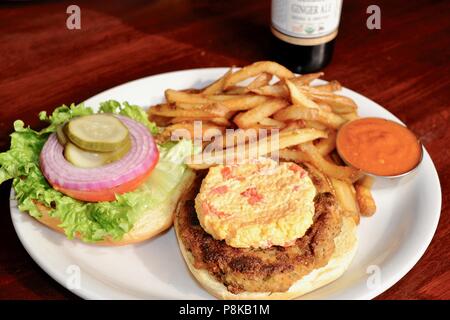 Hamburger aus Gras - 1/3 Pfund Rindfleisch gefüttert, gekrönt mit Haus Pimento Käse, Pommes, vergoldet, am grünen Lkw-Kneipe, Savannah, Georgia, USA. Stockfoto