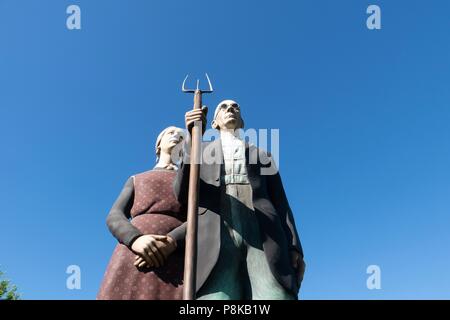 Seward Johnson's 25-Fuß-Statue "Gott segne Amerika" in Elkhart, Indiana Central Park ist eine 3-dimensionale Re - Erstellung von dem berühmten Gemälde "Amerikanische Stockfoto