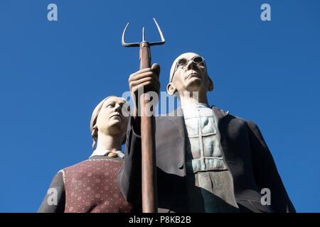 Seward Johnson's 25-Fuß-Statue "Gott segne Amerika" in Elkhart, Indiana Central Park ist eine 3-dimensionale Re - Erstellung von dem berühmten Gemälde "Amerikanische Stockfoto