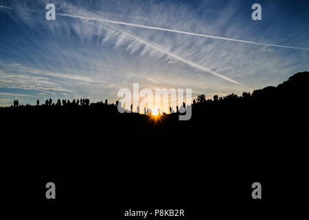 Eine Masse auf einem Hügel Silhouette bei Avebury für die Sommersonnenwende Stockfoto