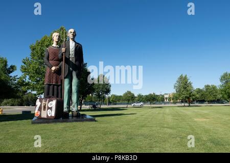 Seward Johnson's 25-Fuß-Statue "Gott segne Amerika" in Elkhart, Indiana Central Park ist eine 3-dimensionale Re - Erstellung von dem berühmten Gemälde "Amerikanische Stockfoto