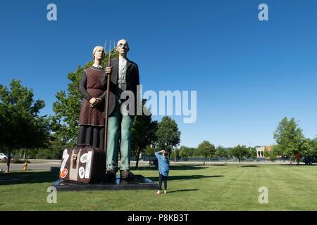 Ein Tourist in Seward Johnson's 25-Fuß-Statue "Gott segne Amerika" in Elkhart, Indiana Central Park suchen. Es ist eine 3-dimensionale Re - Erstellung der i Stockfoto