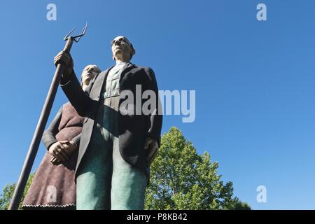 Seward Johnson's 25-Fuß-Statue "Gott segne Amerika" in Elkhart, Indiana Central Park ist eine 3-dimensionale Re - Erstellung von dem berühmten Gemälde "Amerikanische Stockfoto